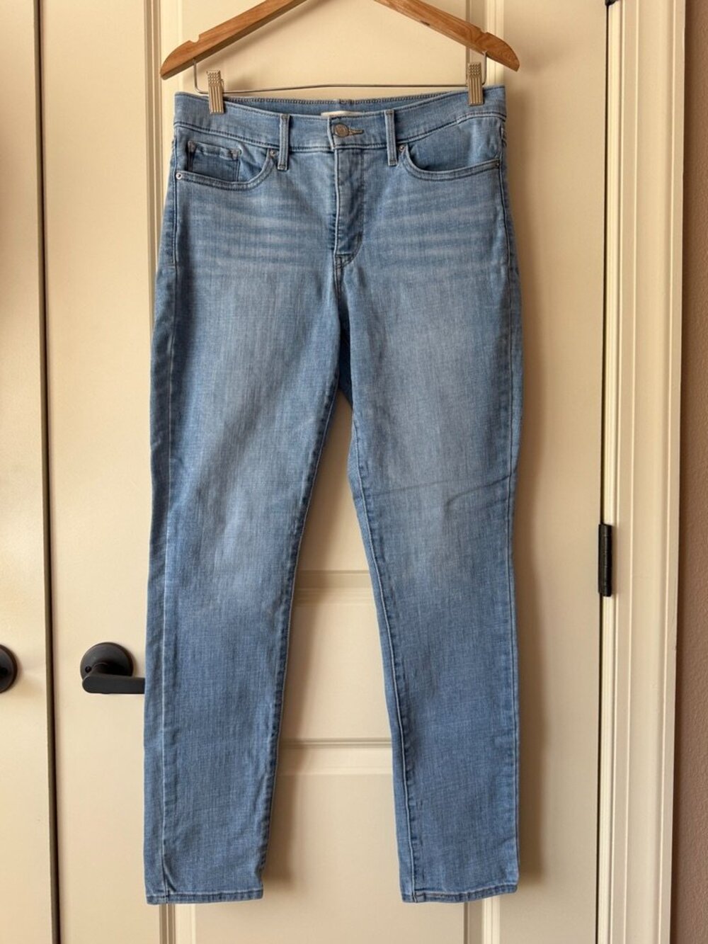 Levi's 311 "Shaping Skinny" Jeans size 29